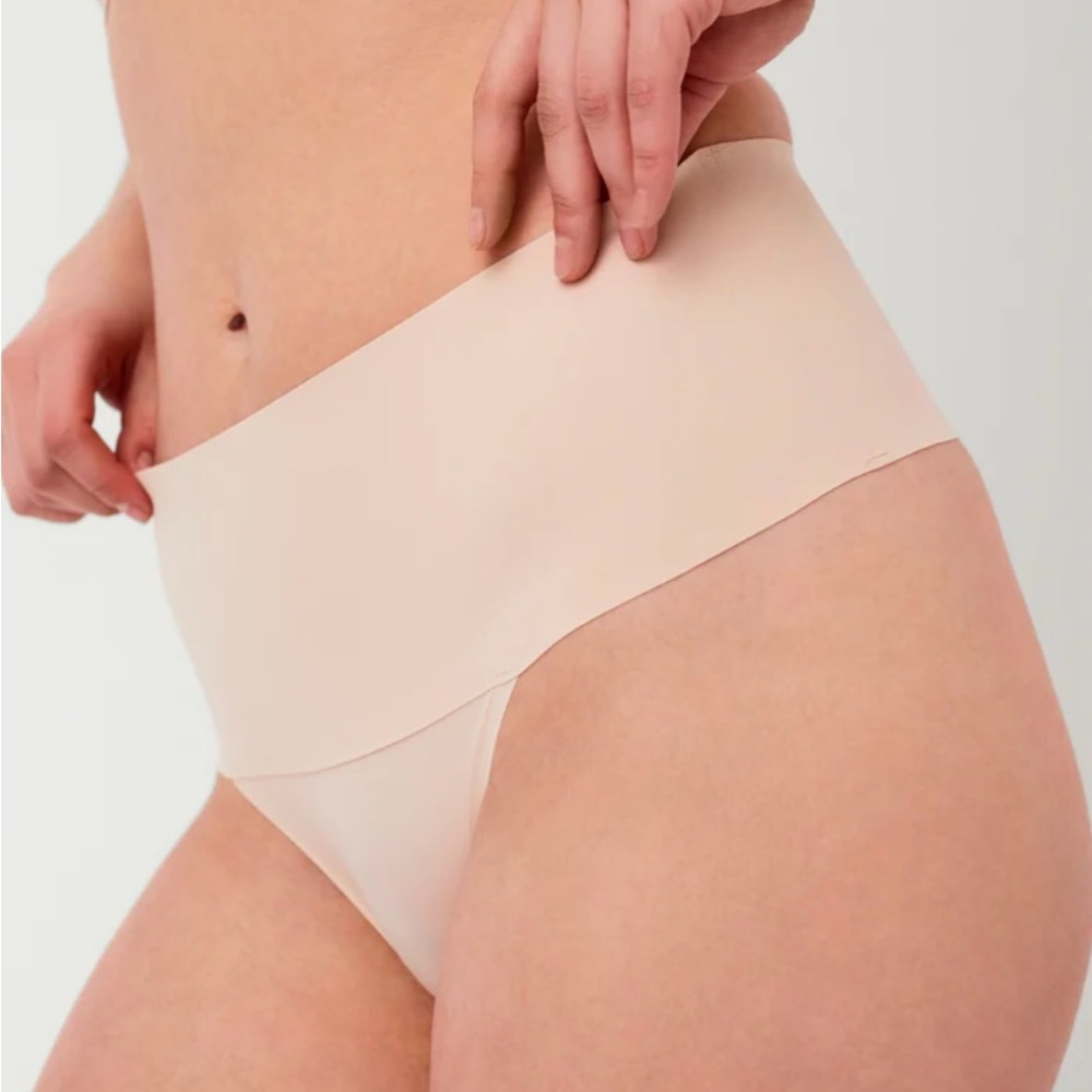 Spanx Undie-tectable Thong SP0115 Smoothing Waistband Soft Nude New